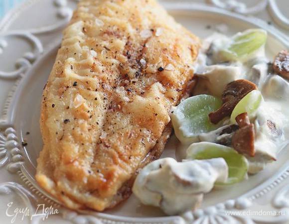 Добавить к грибам петрушку и виноград, посолить, поперчить и полить этим соусом рыбу. 