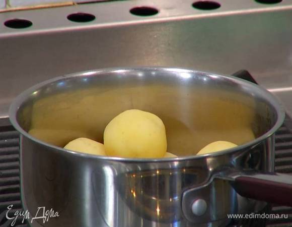 Картофель почистить и отварить практически до готовности, воду слить.