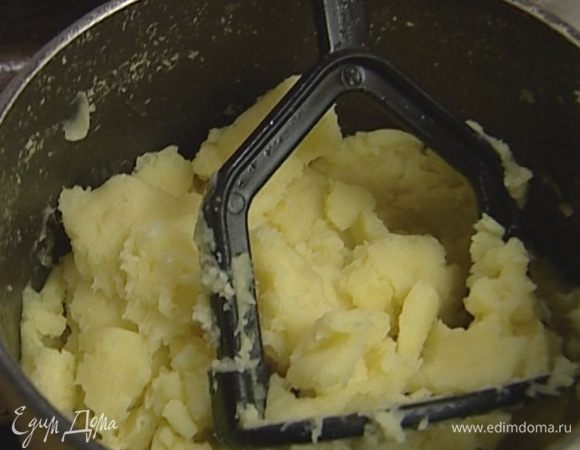 Добавить к картофелю сливочное масло и размять в пюре.