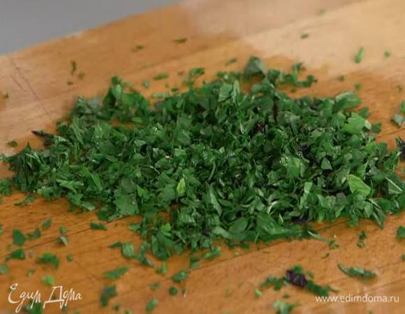 Петрушку мелко порубить, добавить в пюре, посолить, поперчить.