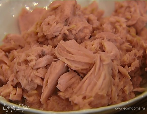 Вмешать в пюре тунца и кукурузу.