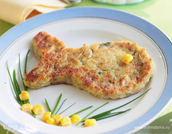 Разогреть в сковороде растительное масло и обжаривать котлетки по 3–4 минуты с каждой стороны до появления золотистой корочки, затем выложить на бумажное полотенце, чтобы убрать излишки жира.