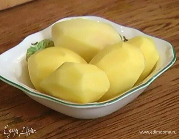 Картофель и батат почистить (если батат очень крупный, разрезать на две-три части), залить водой и отваривать около 10 минут — овощи должны стать мягкими, но не развариться.