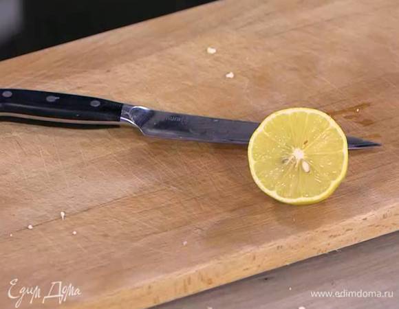 Из половинки лимона выжать 1 ст. ложку сока.