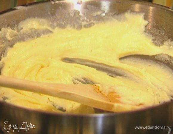 Приготовить соус: разогреть в сковороде 2 ст. ложки сливочного масла, всыпать муку и перемешать, затем медленно влить бульон, молоко и лимонный сок, довести до кипения и уваривать в течение 1–2 минут, пока соус не загустеет.