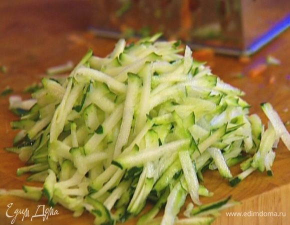 Цукини, готовый картофель и батат натереть на терке, все перемешать и выложить сверху на рыбу в соусе.