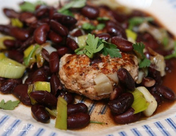 Полить соусом котлеты с фасолью и поставить в разогретую духовку на 30 минут, чтобы они получились пышными.