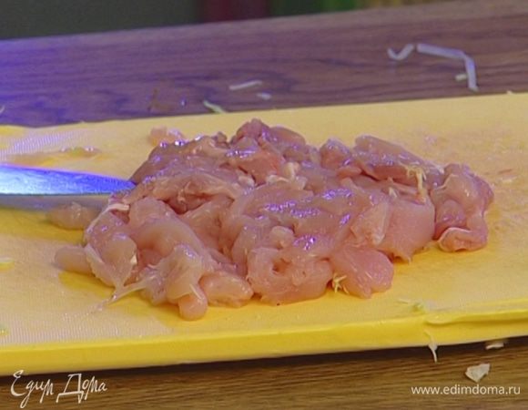 Куриные грудки порезать кубиками размером 2–3 см, выложить в соус и томить на медленном огне 3–4 минуты, затем посолить и поперчить.