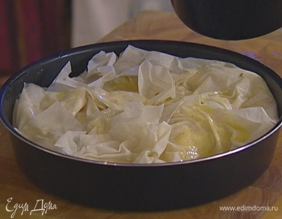 Фило порвать на кусочки, смазать с двух сторон растопленным маслом, смять в руке, как бумагу, и разложить сверху на курицу. 