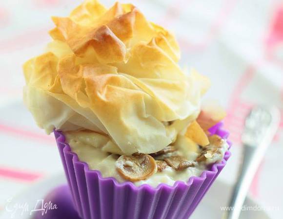 Запекать в разогретой духовке минут 25 до золотистого цвета. 