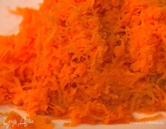 Морковь почистить и натереть на мелкой терке.
