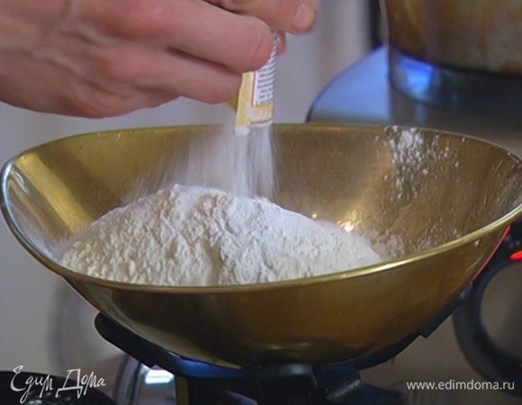 Муку смешать с разрыхлителем, сахаром и солью и всыпать к набухшей овсянке.