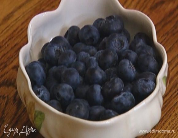 Добавить голубику и вымешать тесто легкими движениями, чтобы оно было пышным и не опало. 