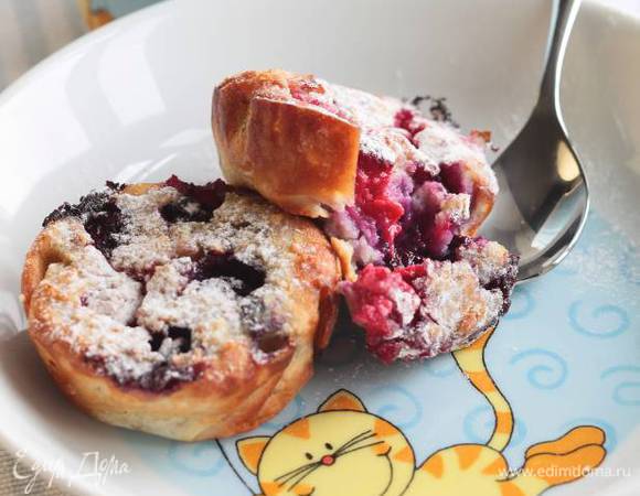 Готовые маффины остужать в течение 10 минут, затем присыпать сахарной пудрой. 