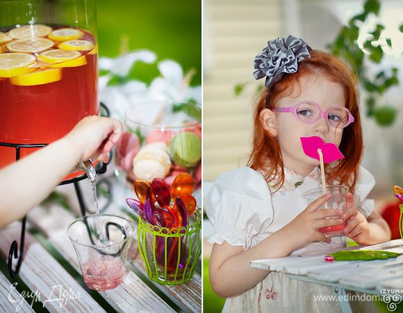 Добавить сахар по вкусу. Я обычно добавляю несколько столовых ложек сиропа шиповника. На мой взгляд, так полезнее и ароматнее!
Компоту дать настояться несколько часов, процедить и уже в охлажденный добавить ломтики лимона.

Малыши от такого чудесного вкуса просто в восторге!