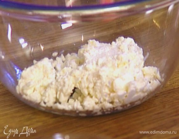 Творог соединить с мукой, добавить растопленное масло, вымешать тесто и разделить его на две части.