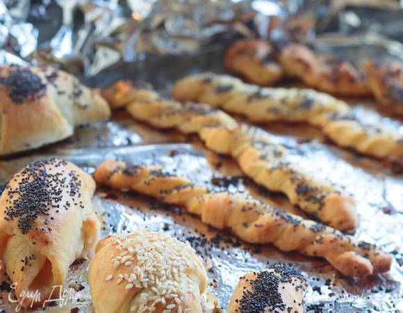 Другую половину теста раскатать тонким пластом, порезать на неширокие полоски длиной 20 см, сложить их пополам и скрутить жгутиком. 