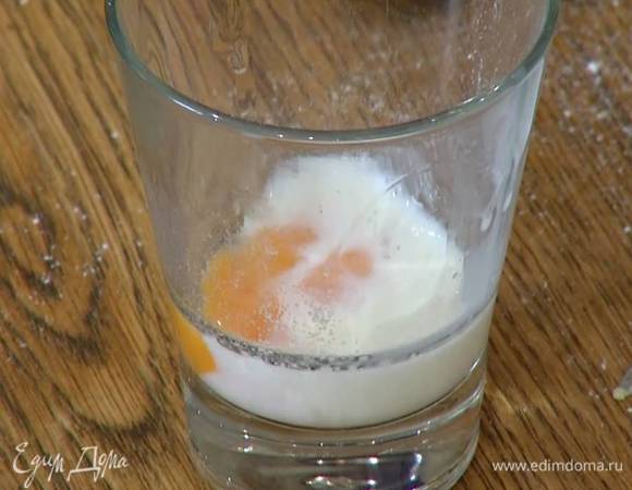 Желток взбить с молоком и обмазать рогалики и палочки со всех сторон, а затем посыпать часть из них маком, а часть — кунжутом. 