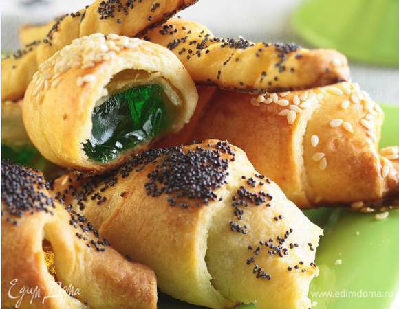 Выпекать рогалики и палочки в разогретой духовке до золотистого цвета.