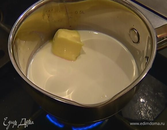 Влить в кастрюлю 300 мл молока и довести до кипения, затем добавить 60 г сливочного масла и 60 г сахара, все перемешать и остудить. 