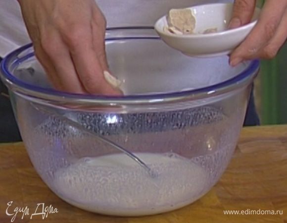 Оставшееся молоко слегка подогреть (оно должно быть теплым, но не горячим), добавить дрожжи, яйцо, 1 ст. ложку сахара и 1 ст. ложку муки. Все вымешать и поставить в теплое место на 10–15 минут. 