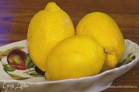 Цедру лимонов натереть на мелкой терке.