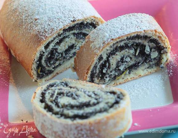 Разделить тесто на 2 части и раскатать в прямоугольники 20 х 40 см. Распределить начинку равномерно по всему периметру, свернуть два рулета, смазать взбитым белком и выпекать в разогретой духовке 25 минут. 
Готовые рулеты присыпать сахарной пудрой.
