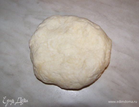 Муку просеять с разрыхлителем. Все смешать, замесить мягкое эластичное тесто.