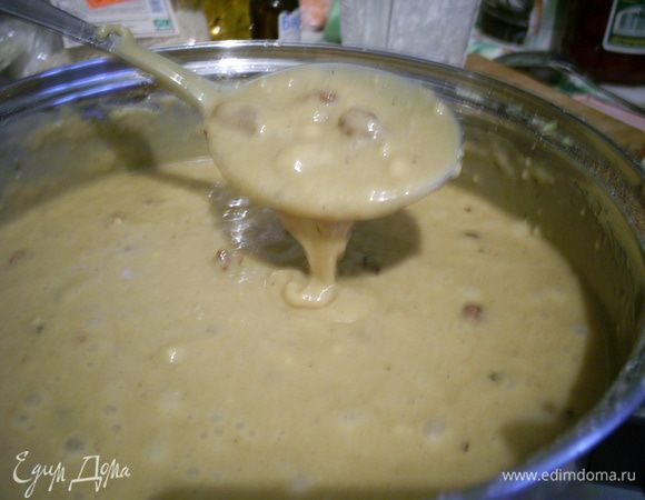 Постоянно помешивая всыпать просеянную с содой муку. Размешать до исчезновения комков. Тесто по густоте как сметана.
Добавить орехи.
