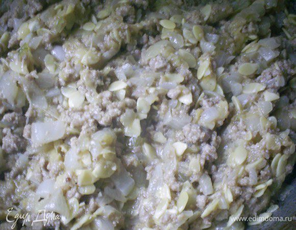 Солим и перчим по вкусу. Жарим на сковороде с открытой крышкой до испарения жидкости.