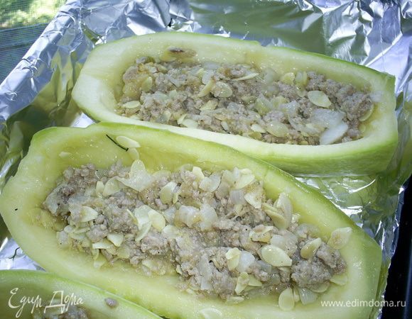 Полученной начинкой наполняем наши лодочки.