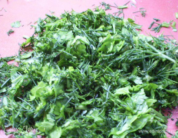 Моем и измельчаем зелень.