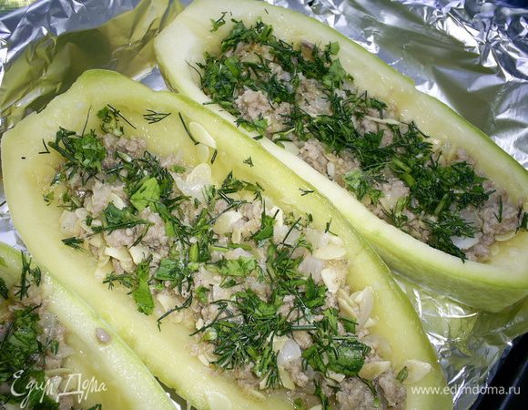 Посыпаем наши лодочки зеленью, а сверху - тертым сыром.