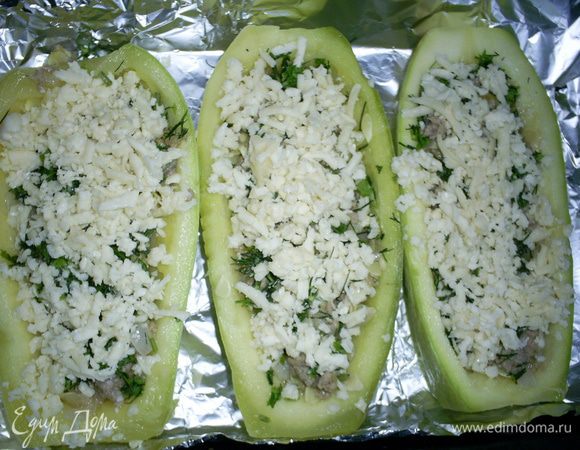 Отправляем в разогретую до 200 градусов духовку на 20-25 минут. Ориентируйтесь по своей духовке.