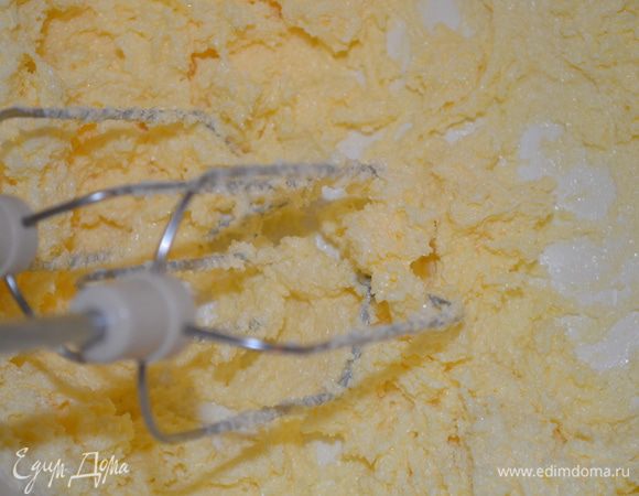 Сливочное масло взбить с сахаром до пышной массы