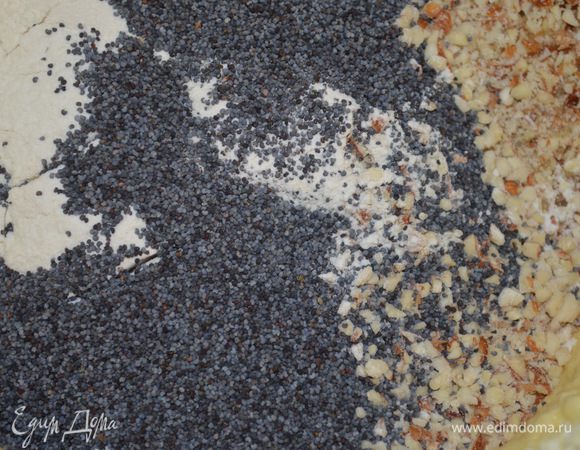 Добавить муку, разрыхлитель, мак, молотый миндаль и молоко и все аккуратно размешать силиконовой лопаточкой.