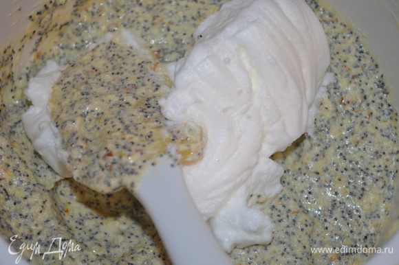 Взять силиконовой лопаткой немного взбитых белков и ввести в тесто.