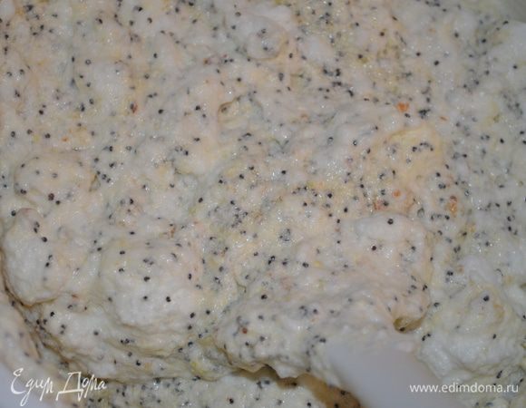 так порционно ввести все белки, очень аккуратно,чтобы сохранить воздушность пирогу. 