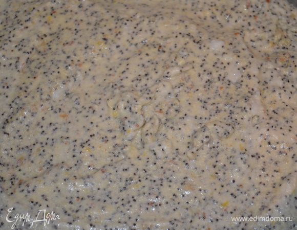 Разъемную форму 24 см или меньше смазать сливочным маслом и выложить в нее тесто. Выпекать пирог 45 минут при температуре 180 градусов. 