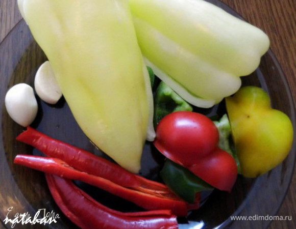 Приготовить овощи для фарша. Почистить и помыть перцы, чеснок и укроп.