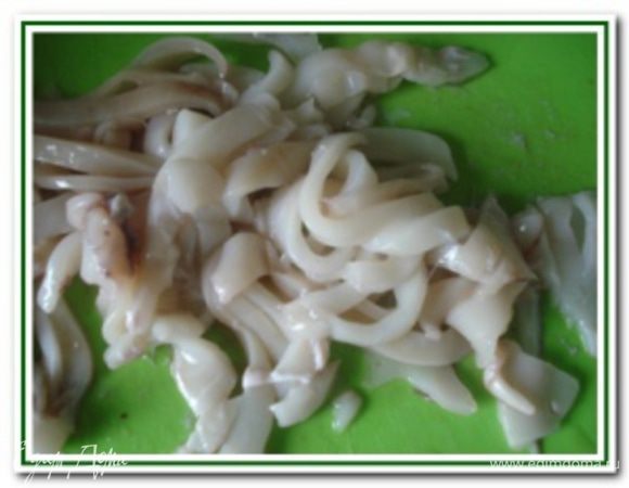 Кальмары очистить от шкурки и нарезать полосками.