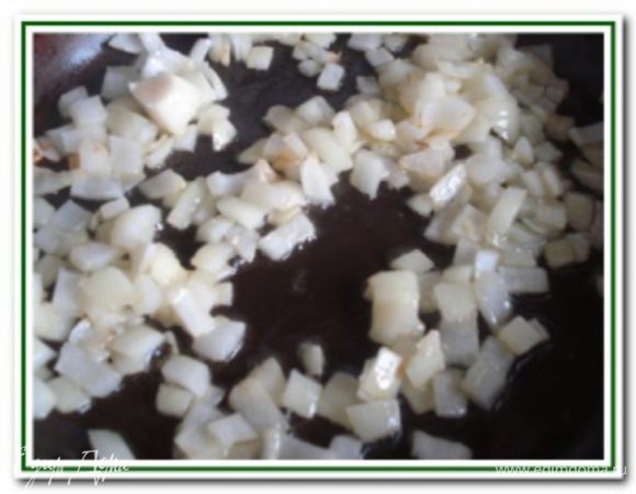 Лук нарезать мелкими кубиками и обжарить на оливковом масле до прозрачности.