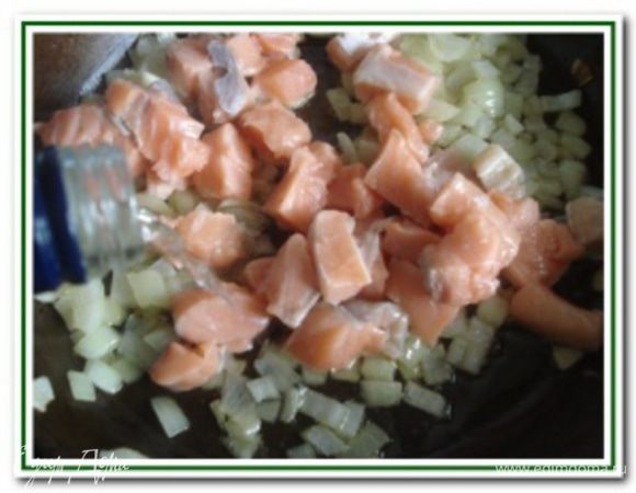 Добавить форель, влить вино и потушить 5-7 минут или до выпаривания жидкости.