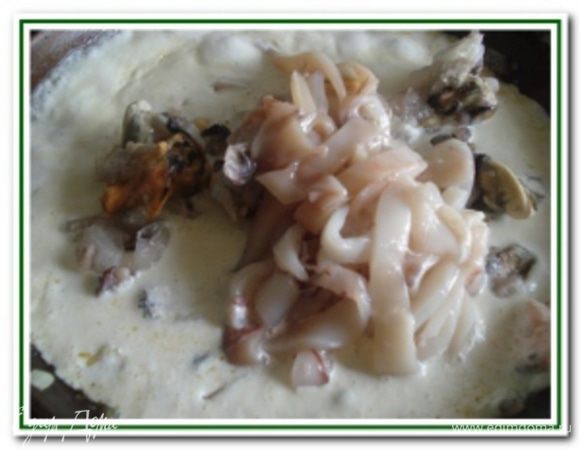 Добавить сливки, кальмары, мидии и креветки. Посолить, поперчить по вкусу. Тушить до готовности.