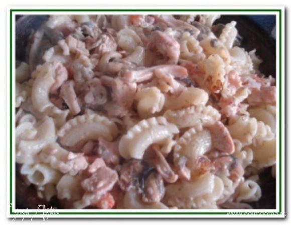 За 5 минут до готовности ввести макароны и перемешать. Закрыть крышкой и потомить 5 минут.