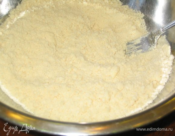 Приготовить тесто-крошку: смешать все ингредиенты и размять их вилкой до состояния крошки