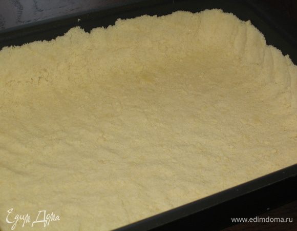 Высыпать крошку в форму и приподнять края, прижимая пальцами тесто к стенкам формы (надо оставить 1/5 часть крошки для обсыпки)...поставить в разогретый до 200 гр. духовой шкаф на 5 минут