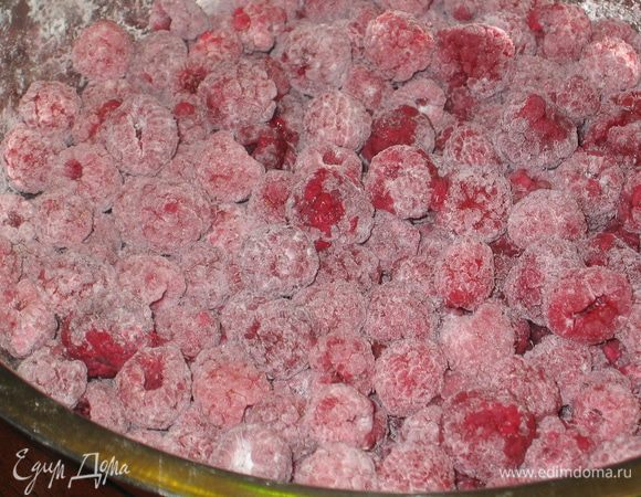 Малину присыпать крахмалом и встряхнуть несколько раз (малина должна быть сухой)