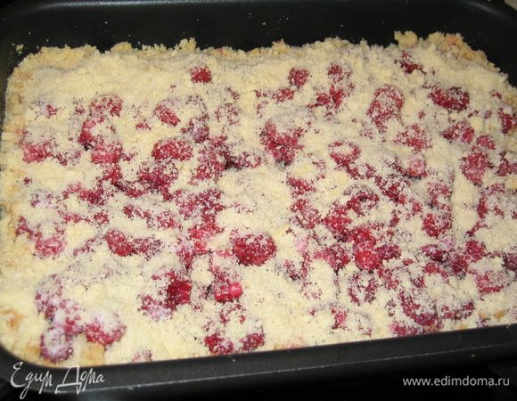 Выложить малину в форму, посыпать сверху сахаром (8 ст.л.), сбрызнуть лимонным соком и ликером...оставшееся тесто-крошку распределить по поверхности пирога...поставить в духовой шкаф еще на 20 минут