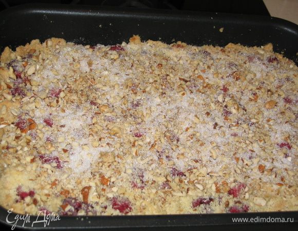 Орехи помолоть в блендере или нарезать ножом и выложить их сверху на пирог...присыпать оставшимся сахаром (2 ст.л.)...отправить запекаться еще на 10-20 минут